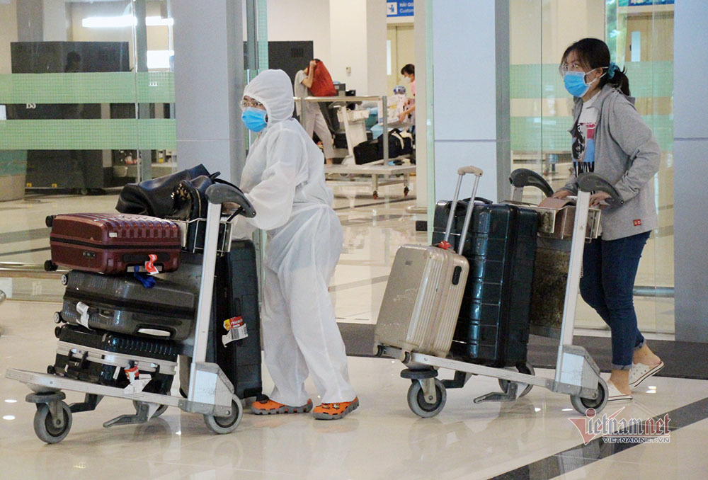 Chuyến bay đưa 215 người Việt từ Singapore về Cần Thơ