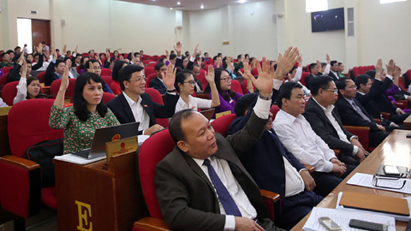 Đại biểu HĐND tỉnh Quảng Ninh biểu quyết thông qua 29 nghị quyết tại kỳ họp thứ 9, khóa 13